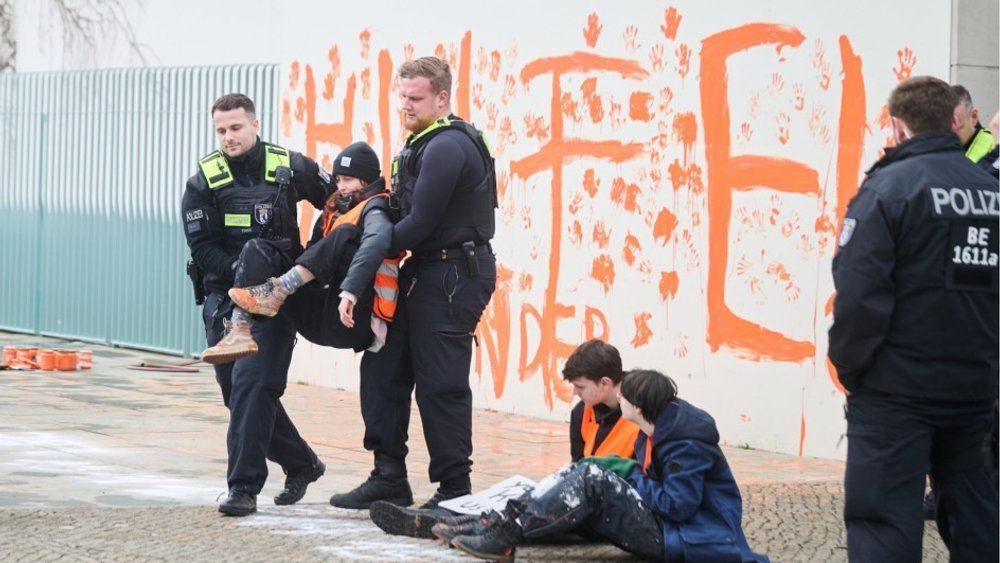 Klimaaktivisten beschmieren Kanzleramt