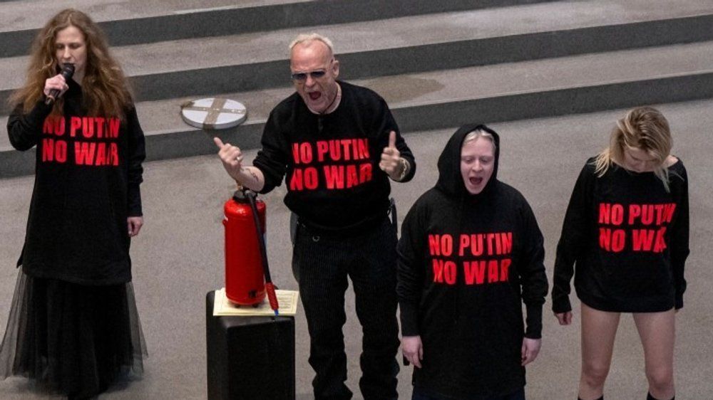 Drastischer Protest: Mitglied von Pussy Riot uriniert auf Putin-Bild