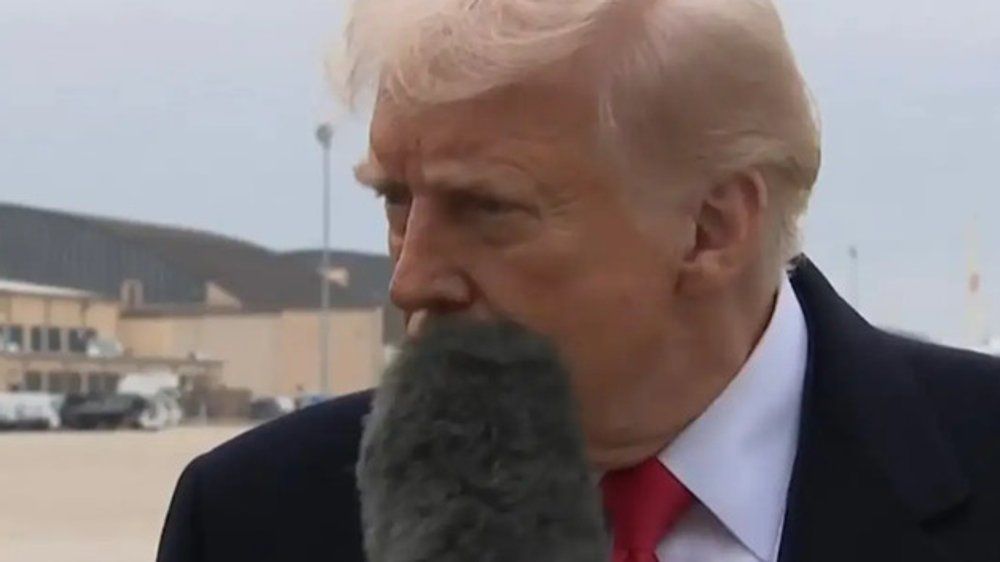 Reporterin schlägt Trump Mikrofon ins Gesicht