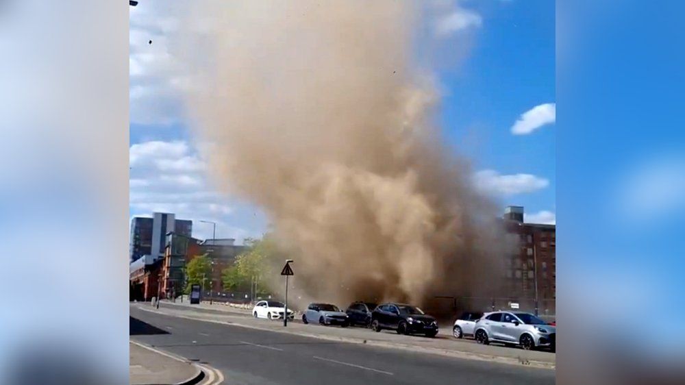 Video: 30 Meter hoher Staubteufel fegt durch Manchester