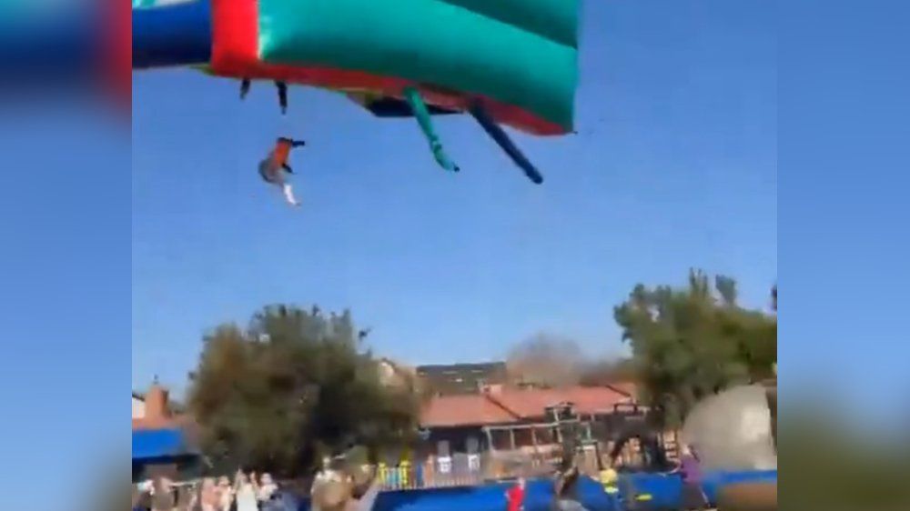 Video: Horror beim Schulfest: Windböe reißt Hüpfburg samt Kindern in die Luft