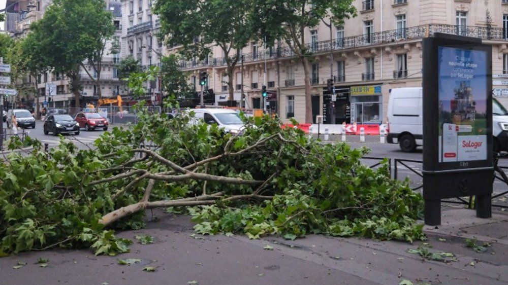 Video: Temperatursturz und Fluten: Heftiges Unwetter legt Paris lahm