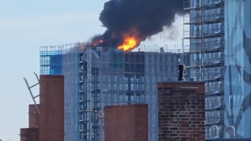 Explosionen und riesige Rauchwolke: In Berlin brennt ein Hochhaus
