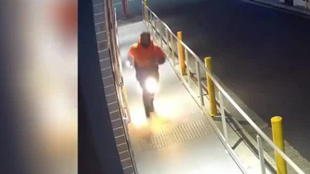 Video: Brandstifter fängt selbst Feuer - und flieht