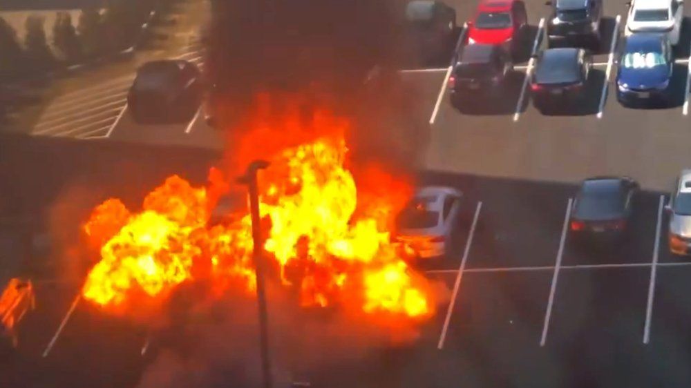 Video: Tank geplatzt: Auto explodiert in riesigem Feuerball