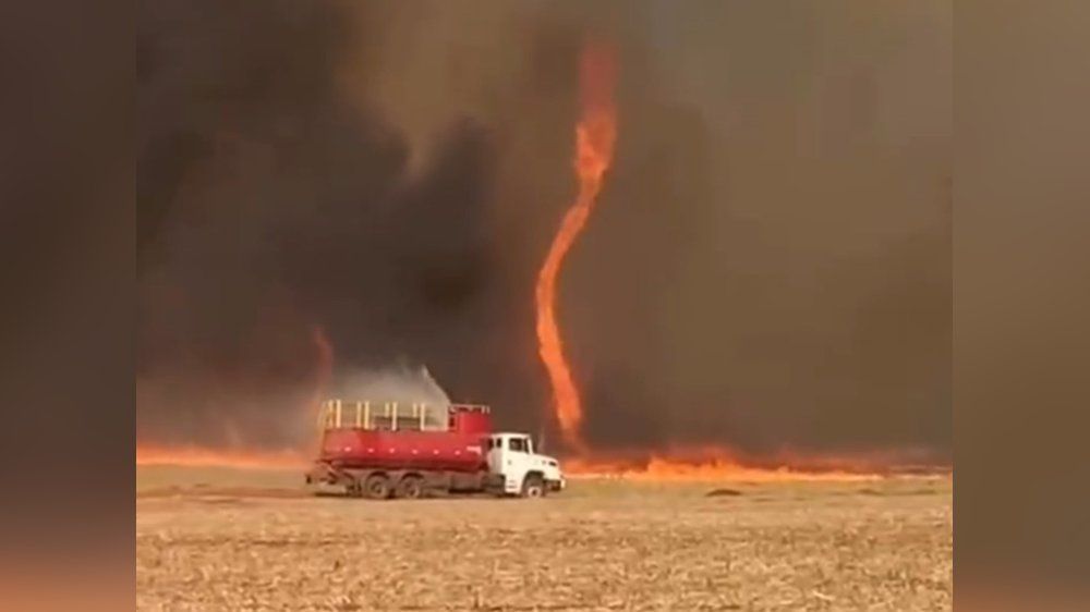 Video: Seltenes Phänomen: Feuer-Tornado wirbelt über Feld