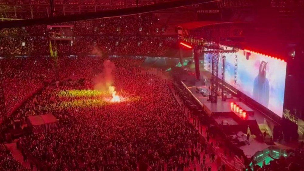 Fan throws flare into the crowd at Oasis concert - Liam loses it