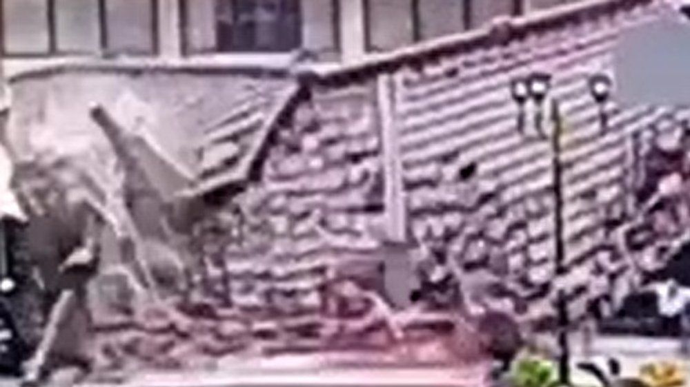 Video: 17 Verletzte: Pavillon an Universität stürzt plötzlich ein