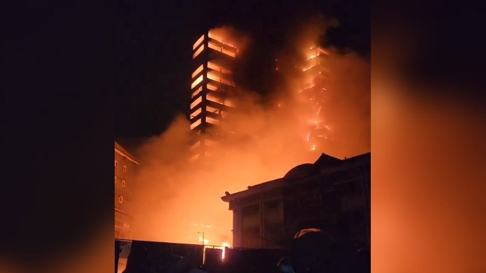 Video: Flammenhölle: Großbrand vernichtet 25-stöckiges Hochhaus
