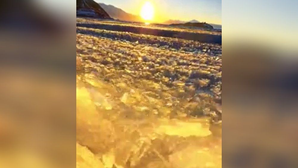 Video: Beeindruckendes Phänomen: See fasziniert mit Wellen aus Eissplittern