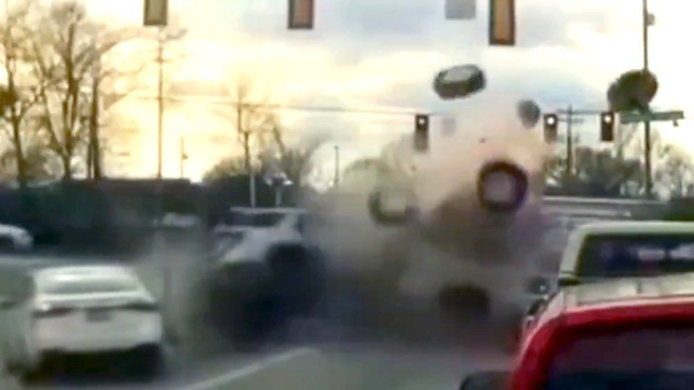 Video: Gas mit Bremse verwechselt: 83-Jährige baut Mega-Crash