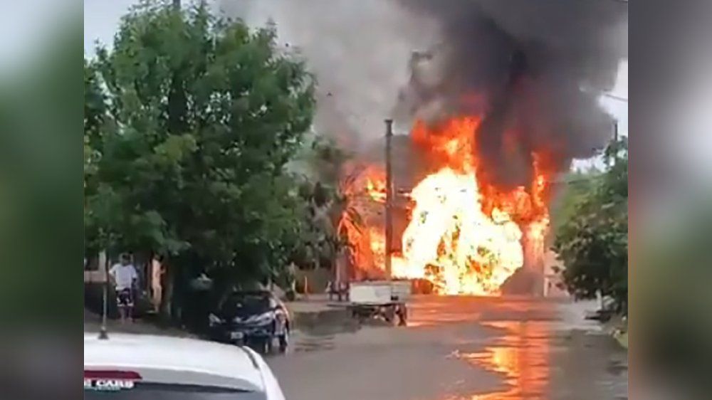 Video: Großbrand lässt dutzende Gasflaschen explodieren