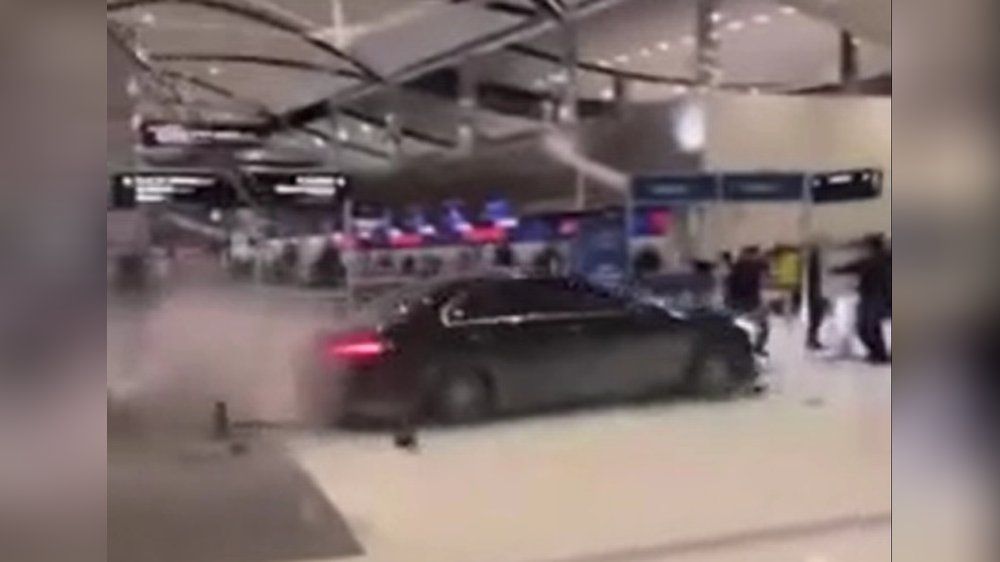 Video: Flughafen Detroit: Auto kracht in Delta-Terminal