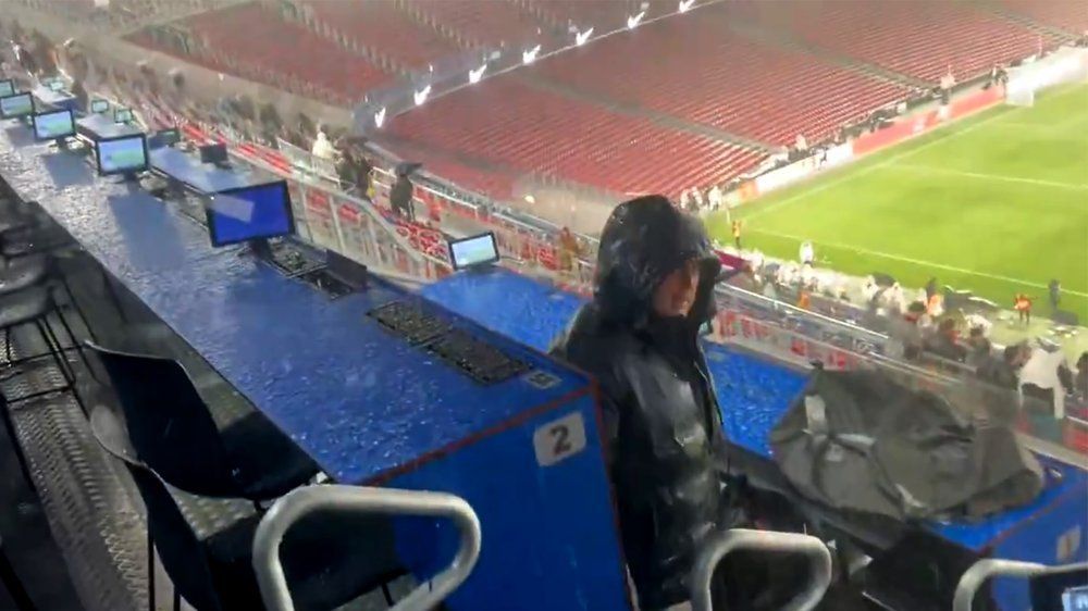 Video: Barcelona: Neu renoviertes Fußballstadion säuft ab