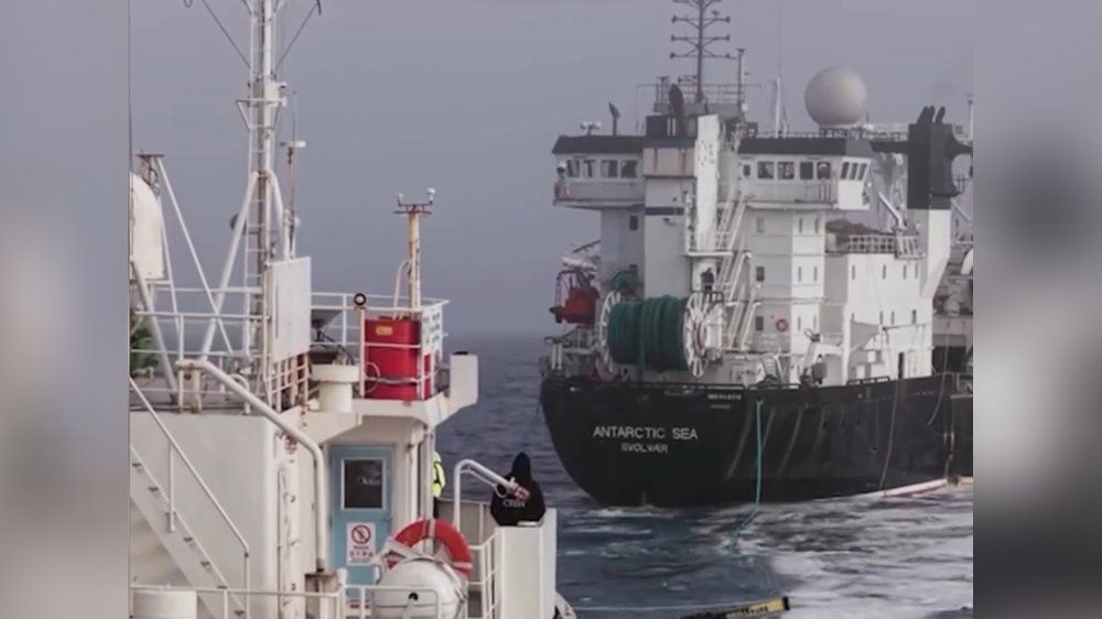Video: Kollision in Antarktis: Aktivistenboot kracht in Fischerschiff