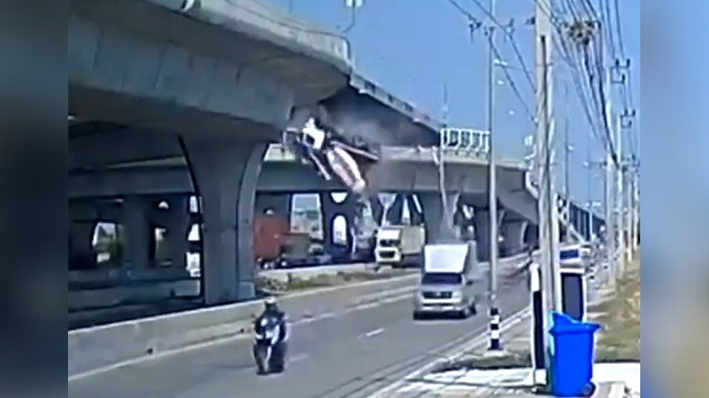 Video: Betonlaster stürzt in voller Fahrt von Brücke