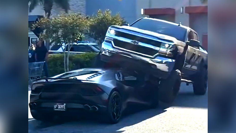 Video: Pick-up zerdrückt Lamborghini auf Parkplatz