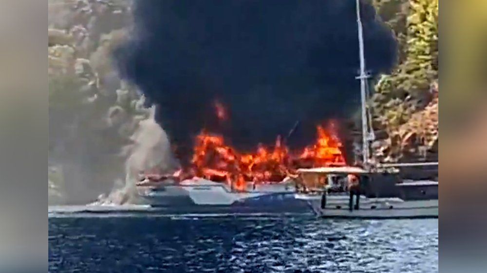 Video: Türkei: Schiff mit über 100 Touristen brennt lichterloh