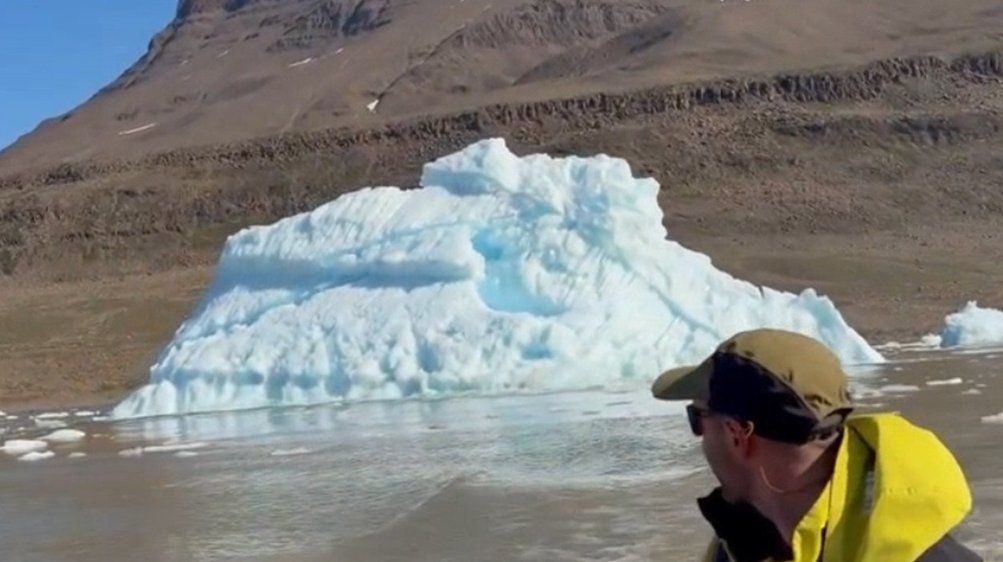 Video: Ganz schön knapp! Eisberg kippt neben Touristenboot