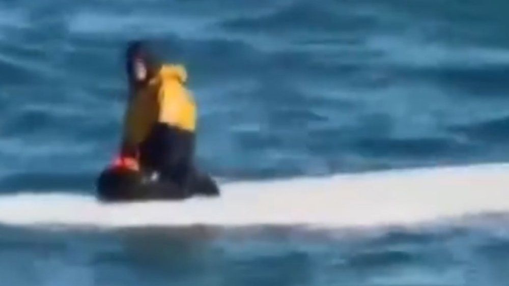 Video: Dramatische Rettung: Teenager auf gekentertem Boot entdeckt