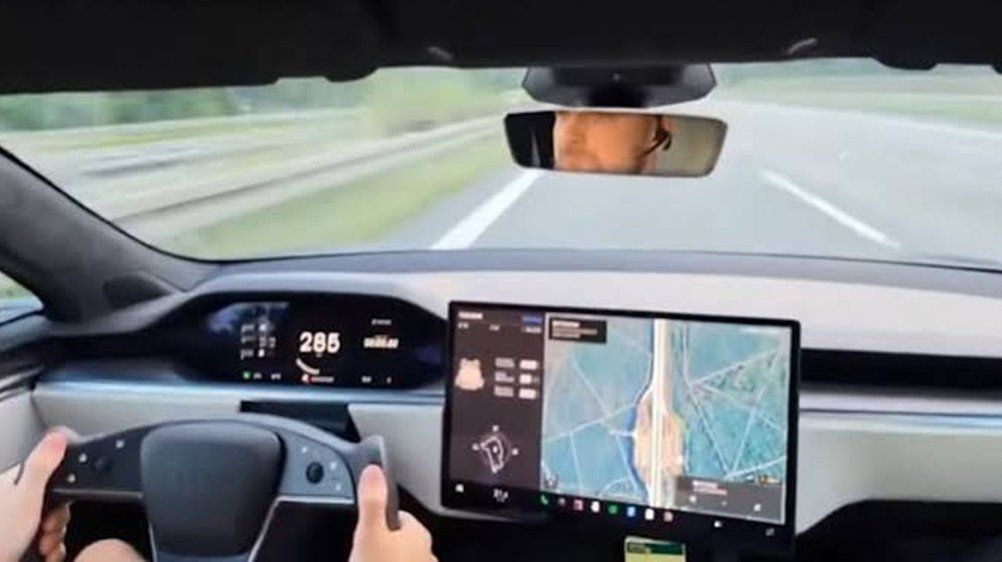 Video: Tesla rast mit 286 km/h - dann kommt es zum Crash