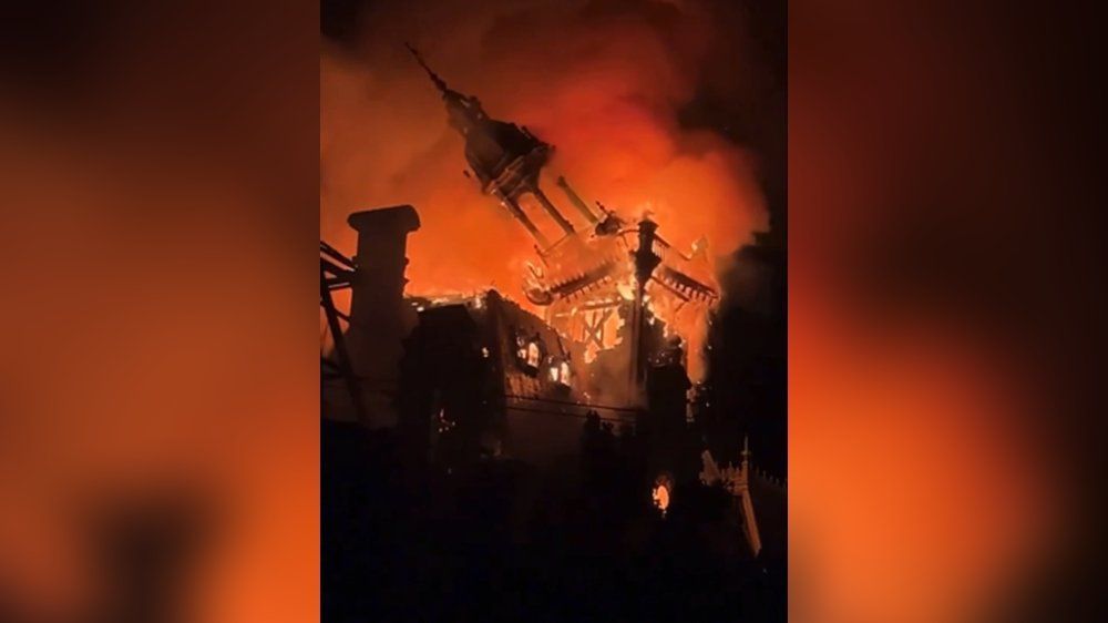 Video: Randalierer zünden Rathaus in Limoges an - Turm kracht in die Tiefe