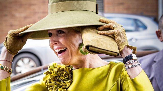 Queen vs. wind: in a classy tone-on-tone look, she fights with her hat