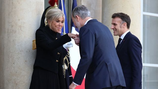 Video: Bei Brigitte Macron lässt König Felipe seinen Charme spielen