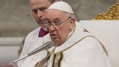 Papst mahnt in Christmette zu Frieden