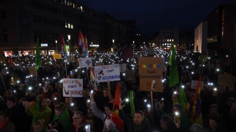 Lichtermeer und Menschenketten: Protestwelle gegen Rechtsextremismus geht weiter