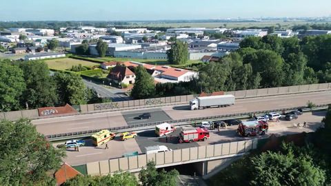 Kettenreaktion nach Unfall: Sieben Fahrzeuge auf A1 zusammengestoßen