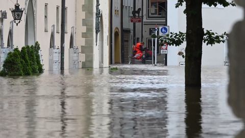 Hochwasser weiter kritisch - fünfte Tote geborgen