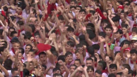 Zehntausende feiern in Spanien Start der blutigen Stierhatz