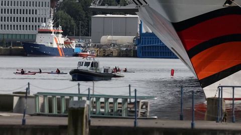 Aktivisten blockieren Kreuzfahrtschiffe in Kiel