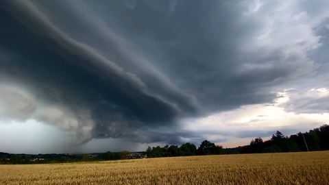 Regenschauer, Wolken und Gewitter: Wechselhaftes Wetter zum Wochenende
