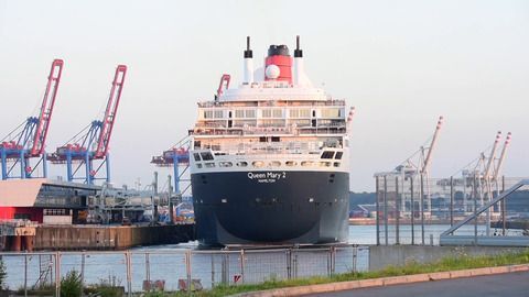 Koloss «Queen Mary 2» legt in Hamburg an