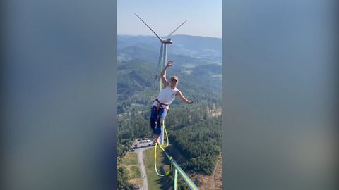 In 150 Metern Höhe: Neuer Rekord für Slacklinerin
