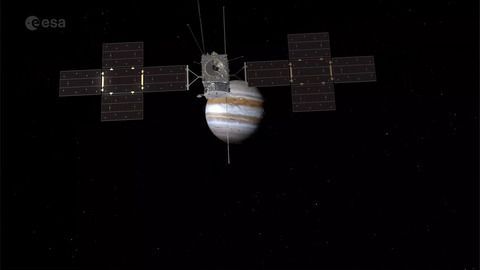 Auf dem Weg zum Jupiter - Sonde manövriert zwischen Mond und Erde