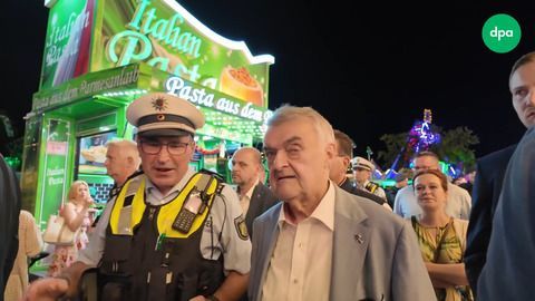 Verstärkte Polizeikontrollen: Reul begleitet Kontrollen bei Volksfest