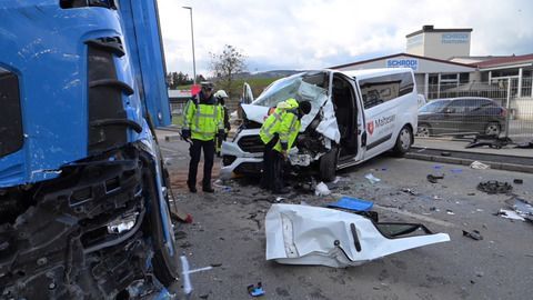 Frontalcrash auf B33: Fahrer stirbt, Kind verletzt