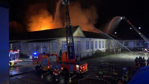 Feuerwehreinsatz in Wendlingen - Fabrikgebäude brennt nieder