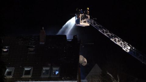 Feuer zerstört Einfamilienhaus in Bremen - Einsatzstelle schwer zu erreichen