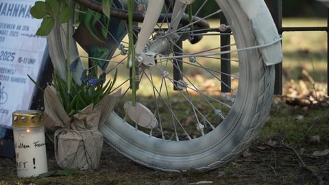 Hamburg: Mahnwache für von Müllwagen überfahrenen Jungen