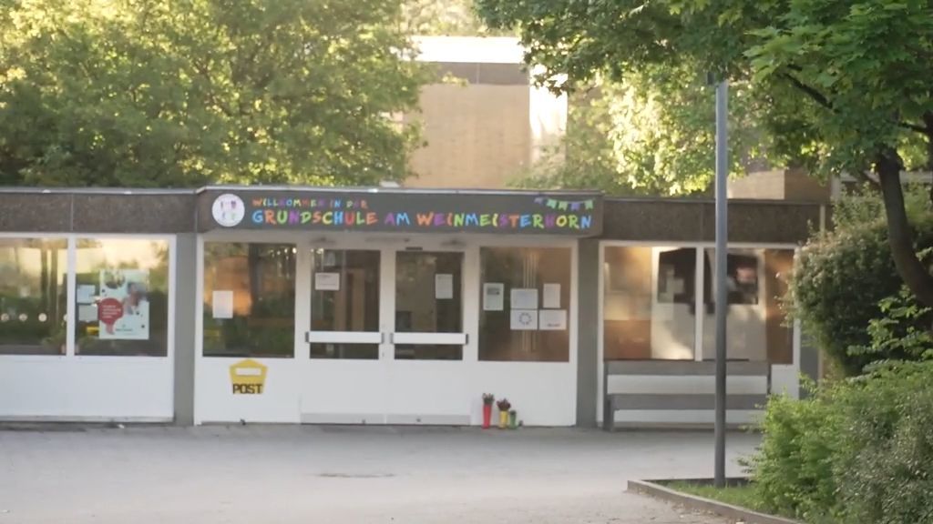 Messerangriff an Berliner Grundschule: Polizei fahndet mit Fotos nach Jungen