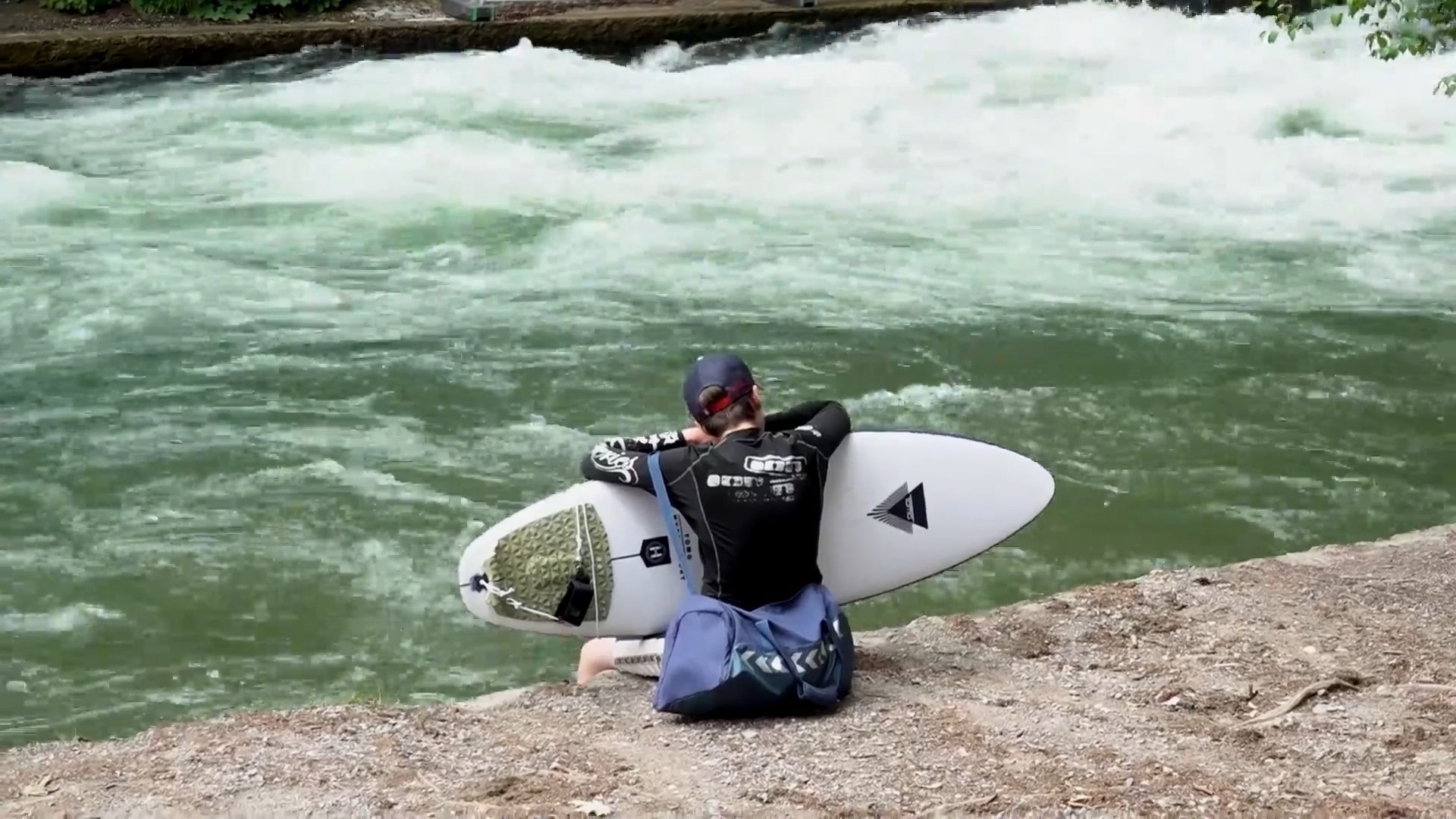 Video: Nach tödlichem Unglück: Auf Eisbachwelle in München darf wieder gesurft werden