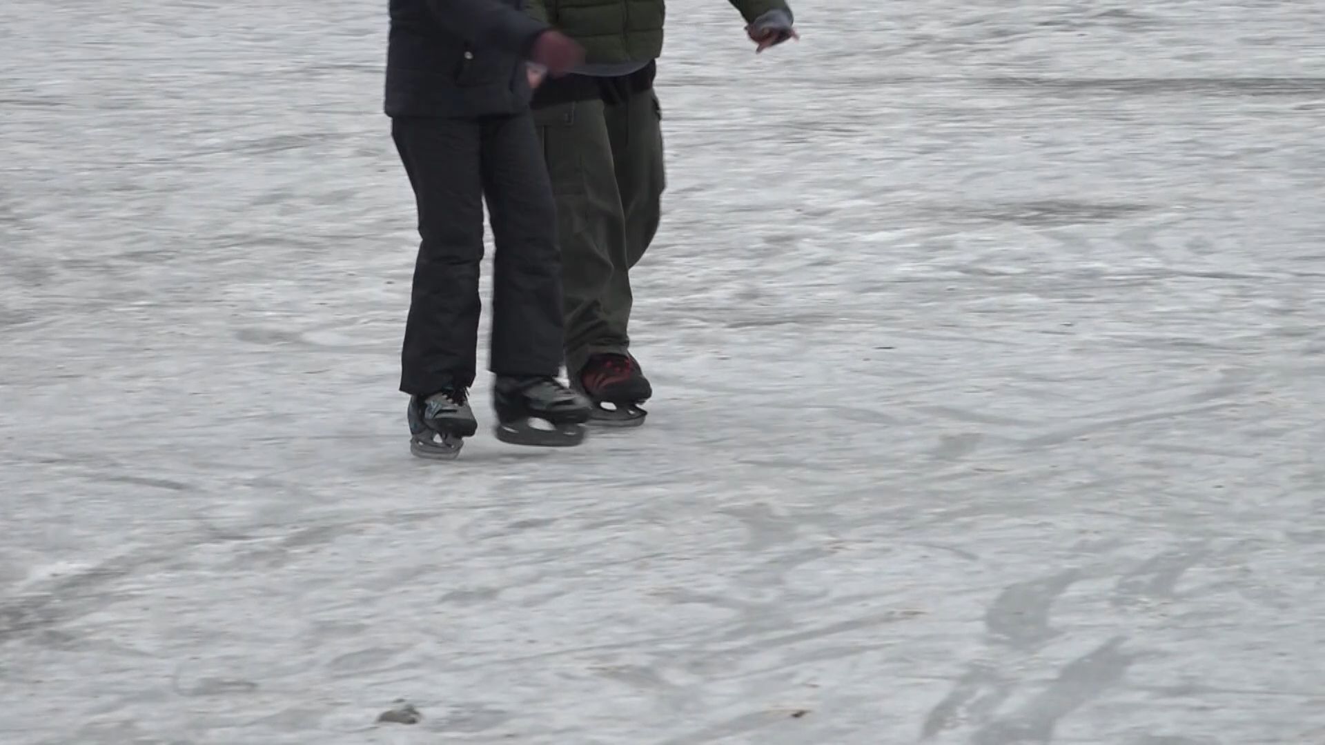 Video: Schlittschuhläufer tummeln sich auf Hannoveraner Maschteich - Polizei holt Menschen vom Eis