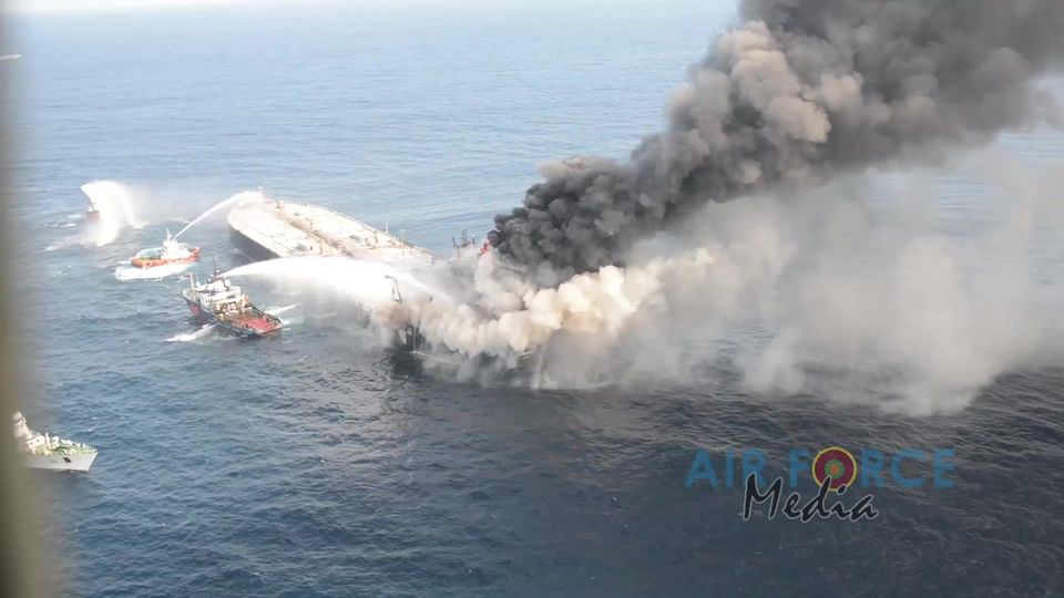 Vor Sri Lanka verunglückter Öl-Tanker von Küste weggeschleppt