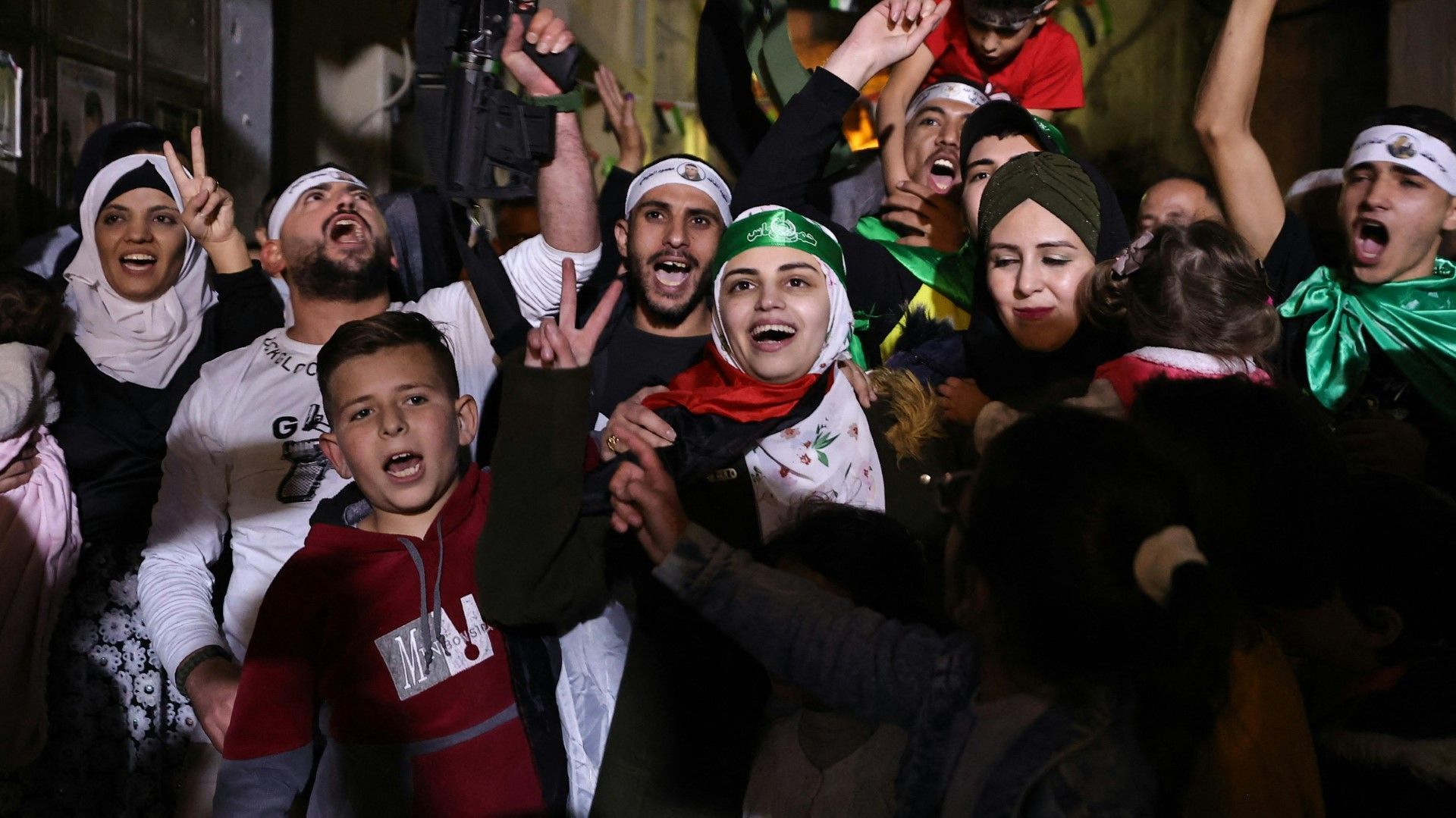 Freigelassene Palästinenser im Westjordanland jubelnd empfangen