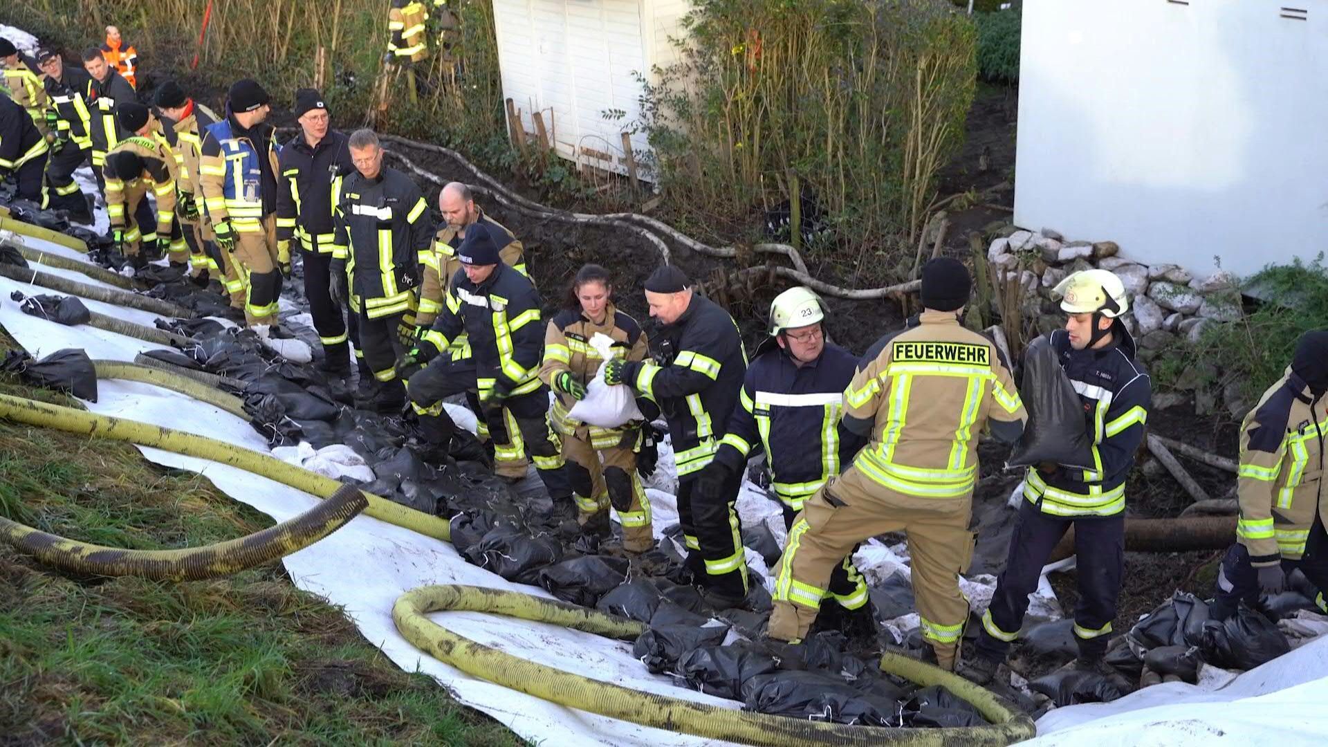 Feuerwehr wegen Überschwemmungen im Dauereinsatz