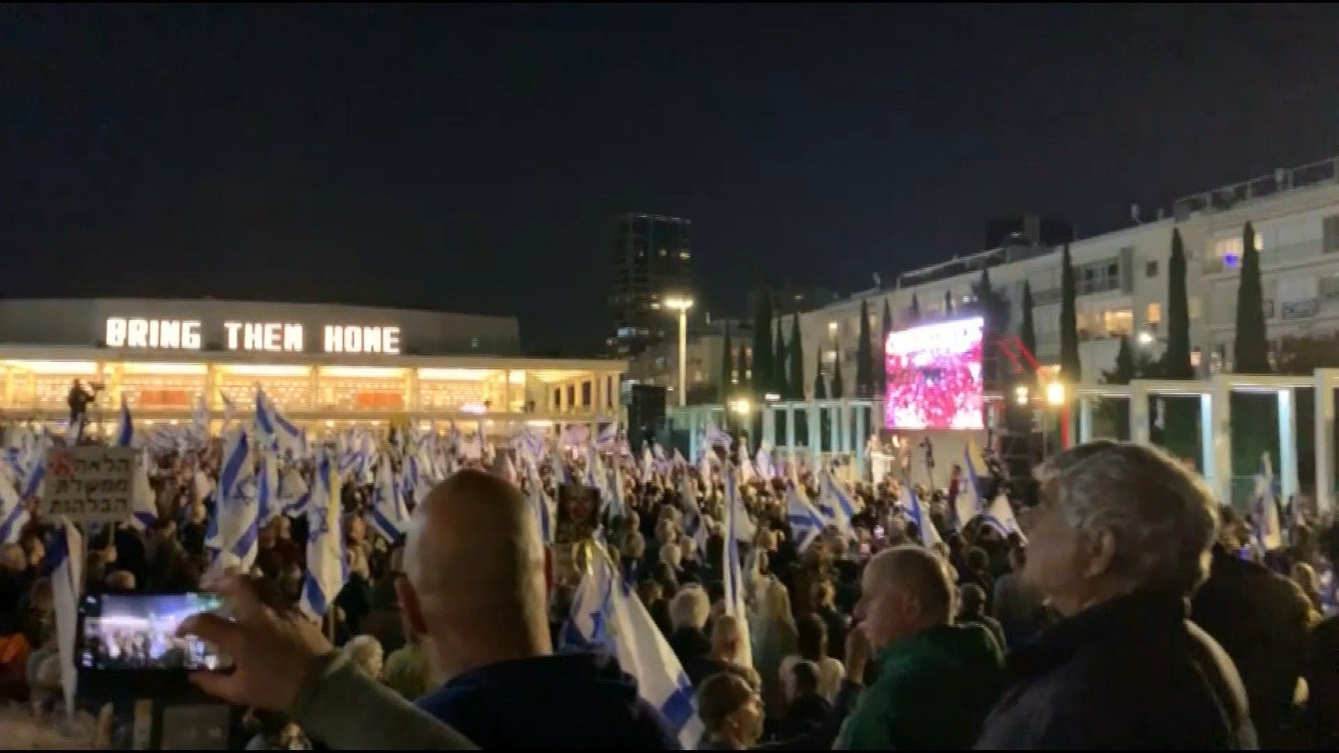 Israeli protesters in Tel Aviv call for early elections